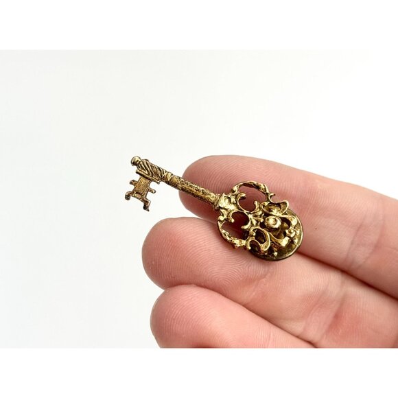 Key Shaped Antique Inspired Gold Toned Vintage Costume Jewelry Brooch - Picture 5 of 9